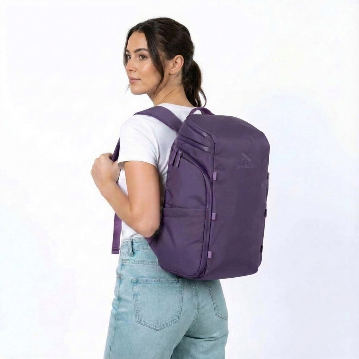 Zeeksack The Organizer 20L (lilla) – kvinde med den på ryggen.