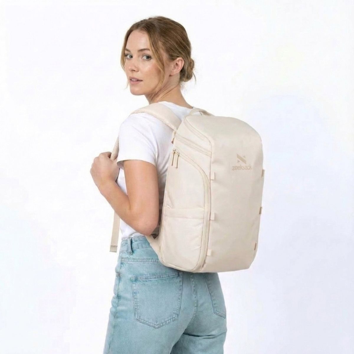 Zeeksack The Organizer 20L (sand white) – kvinde med den på ryggen.