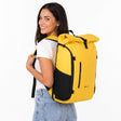 Zeeksack The Rolltop 25L (gul) – kvinde med den på ryggen.