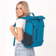 Zeeksack The Rolltop 25L (petroleumsblå) – kvinde med den på ryggen.