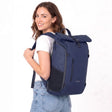 Zeeksack The Rolltop 25L (mørkeblå) – kvinde med den på ryggen.