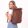 Zeeksack The Rolltop 25L (brun) – kvinde med den på ryggen.