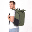 Zeeksack The Rolltop 25L (grøn) – mand med den på ryggen.
