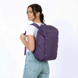 Zeeksack The Organizer 20L (lilla) – kvinde med den på ryggen.