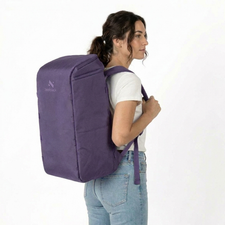 Zeeksack The Organizer 40L (lilla) – kvinde med den på ryggen.