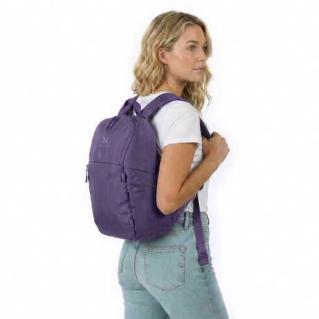 Zeeksack The Underseat 15L (lilla) – kvinde med den på ryggen.