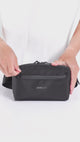 Zeeksack Crossbody Organizer – produktvideo, der viser tasken og dens funktioner.