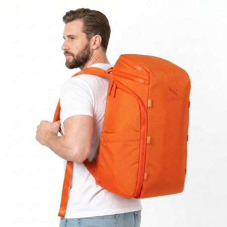 Mand med orange rygsæk på ryggen.