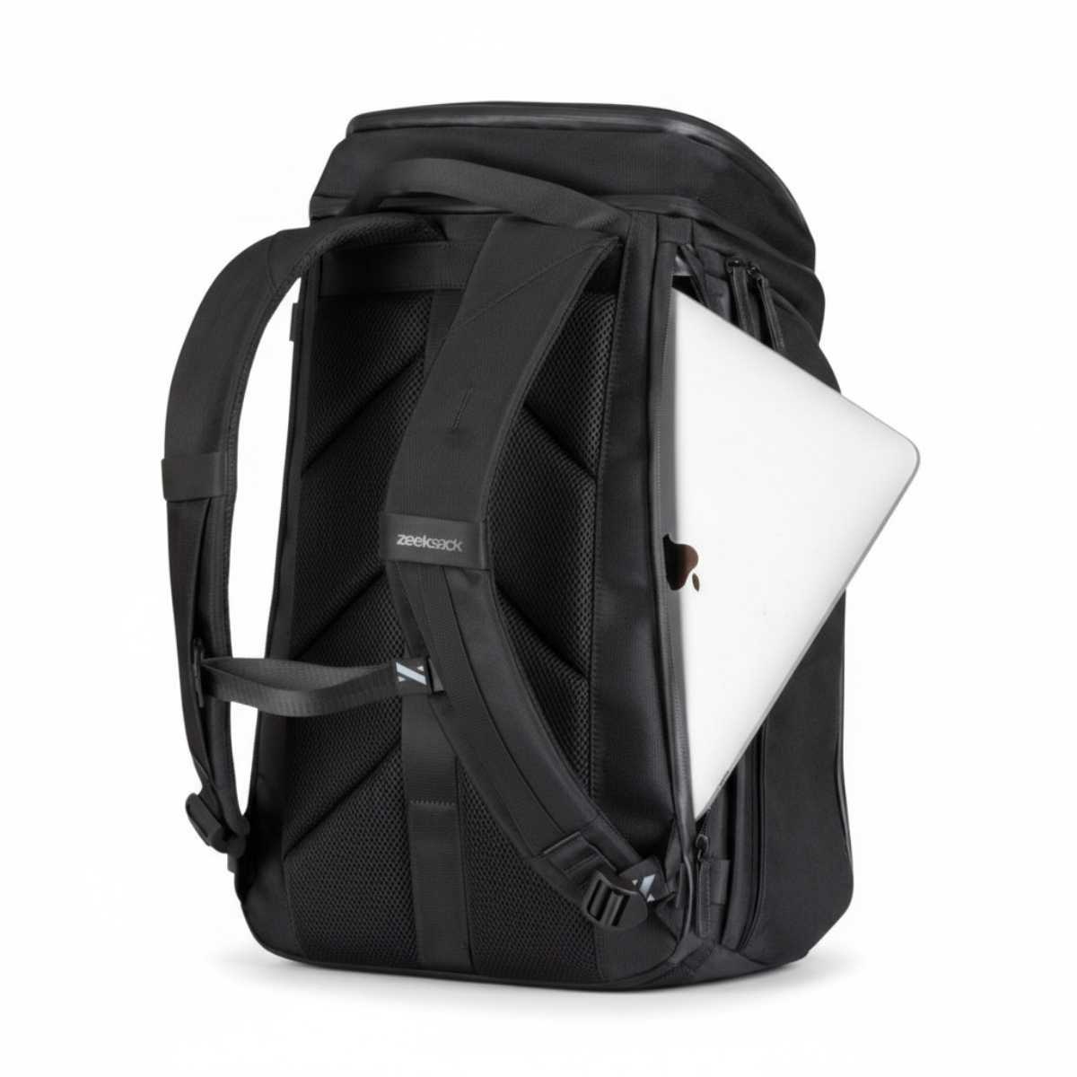 Sort rygsæk med en sølvfarvet laptop delvist skubbet ind i laptoprummet.