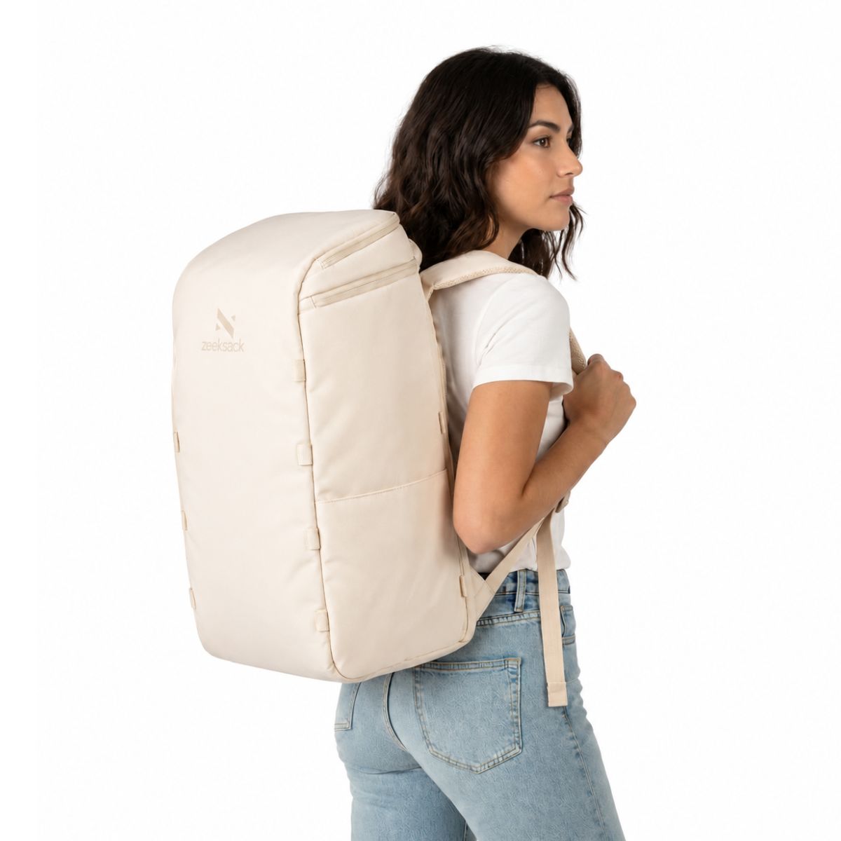 Kvinde med Zeeksack The Organizer 40L i Sand White på ryggen